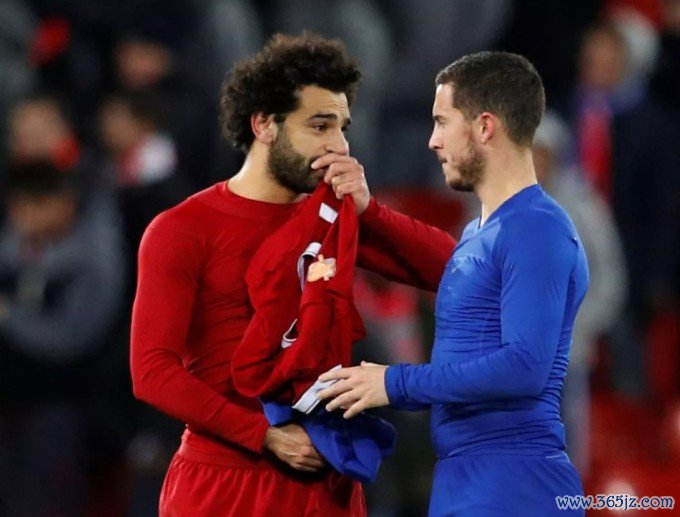 Mohamed Salah (trái) nói chuyện với Eden Hazard sau trận Liverpool gặp Chelsea năm 2017. Ảnh: Reuters