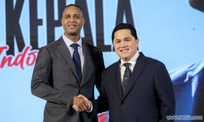 HLV Patrick Kluivert (trái) và tỷ phú Erick Thohir tại Indonesia ngày 12/1/2025. Ảnh: Bola