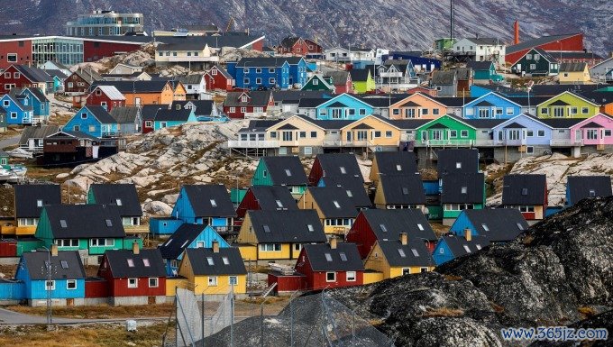 Nhà cửa sơn màu sắc tươi sáng ở Ilulissat， thị trấn lớn thứ ba Greenland. Ảnh: Reuters