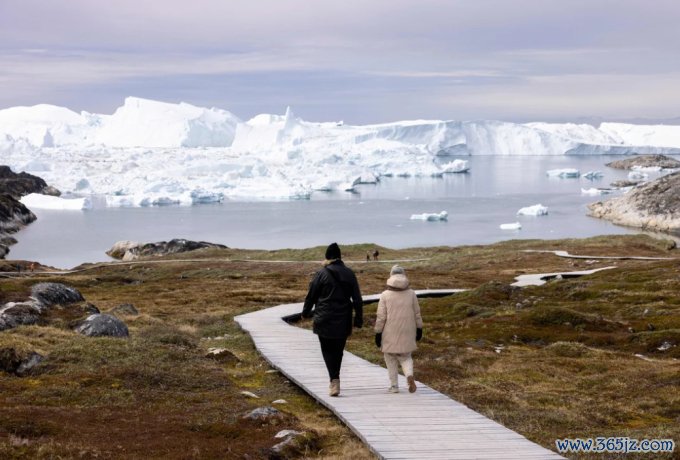 Du khách đi dạo tại Trung tâm Icefjord (Kangiata Illorsua) ở Ilulissat vào mùa hè 2022. Ảnh: AFP