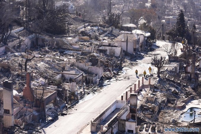 Những ngôi nhà bị thiêu rụi tại khu vực Pacific Palisades， Los Angeles sau vụ cháy. Ảnh: AFP