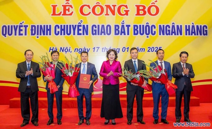 Thống đốc Nguyễn Thị Hồng tại buổi chuyển giao sáng 17/1. Ảnh: SBV