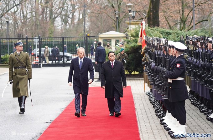 Ông Phạm Minh Chính duyệt đội danh dự tại lễ đón tại phủ Thủ tướng ở thủ đô Warsaw của Ba Lan ngày 16/1. Ảnh: Anh Tú