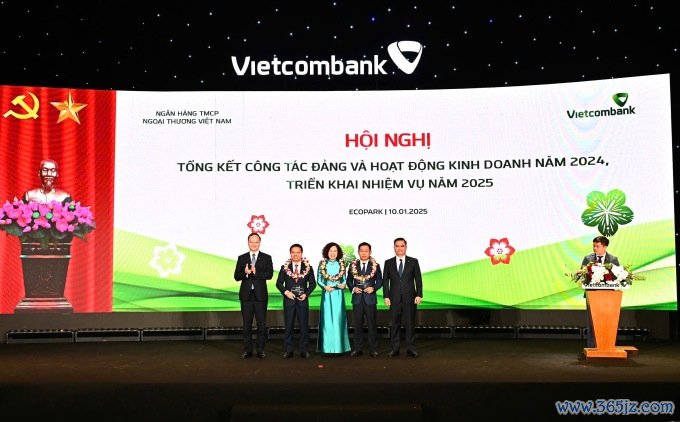 Ban lãnh đạo Vietcombank trao biểu trưng và tặng hoa vinh danh cho đại diện ba đơn vị đặc biệt xuất sắc trong năm 2024. Ảnh: Vietcombank