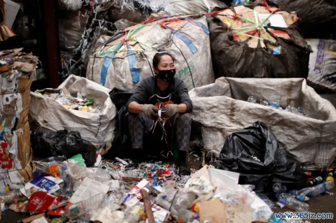 Một người phụ nữ tại nhà máy tái chế ở Bangkok， Thái Lan ngày 11/5/2020. Ảnh: Reuters